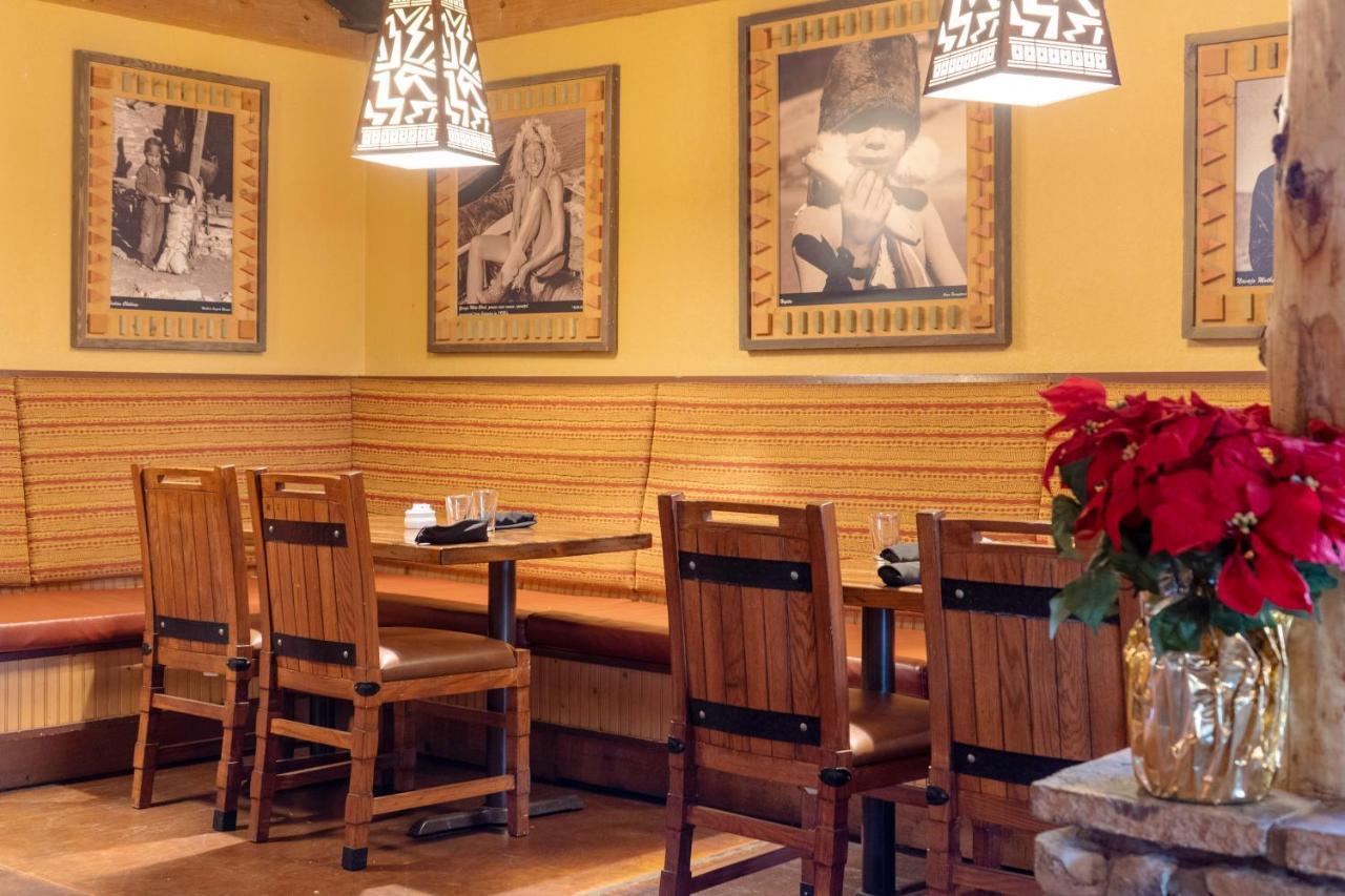 The Grand Hotel At The Grand Canyon Tusayan Ngoại thất bức ảnh Interior of a typical Outback Steakhouse